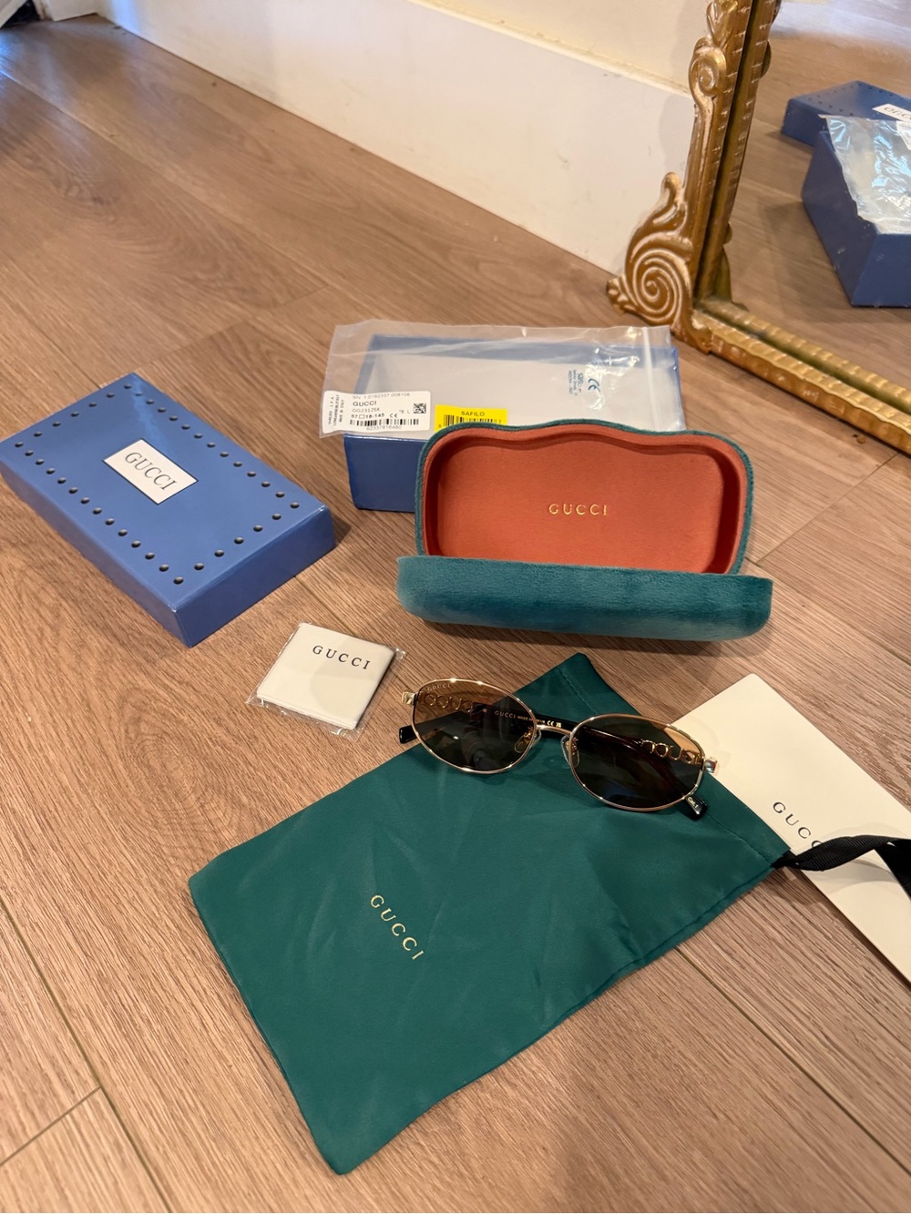 Gucci Sunglasses GG1802S
Gold oval Sunglasses